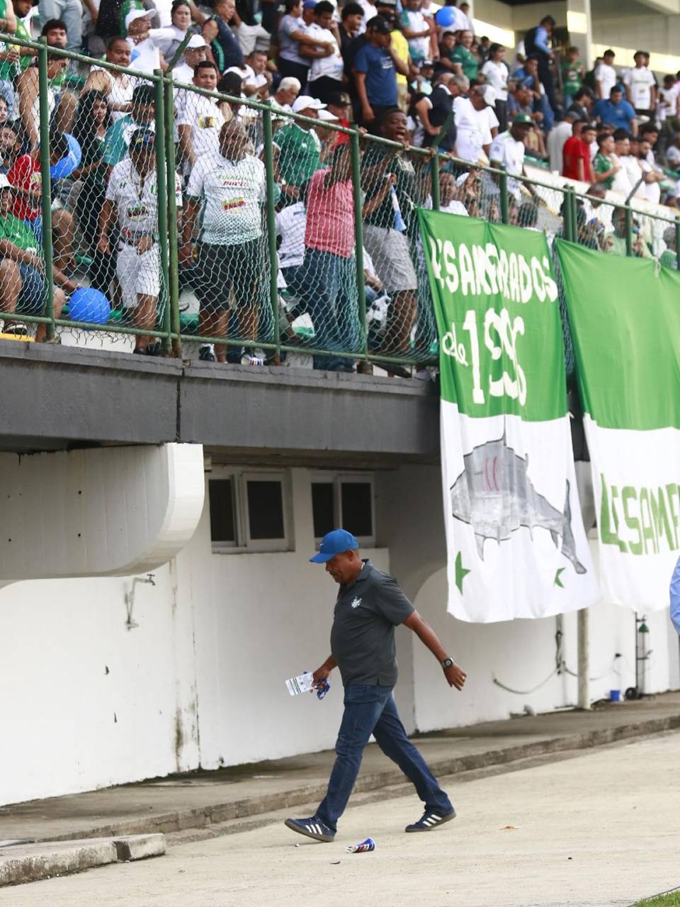 Raúl Cáceres se marchó cabizbajo del estadio Excélsior tras la nueva derrota del Platense.