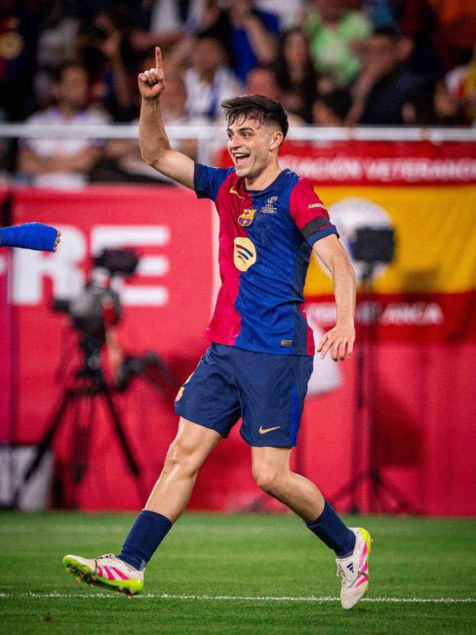 Pedri, celebrando el golazo que marcó en la final de la Copa del Rey contra el Real Madrid.