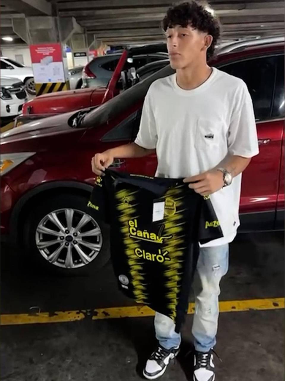 Nixon Cruz posando con la camiseta del Real España.