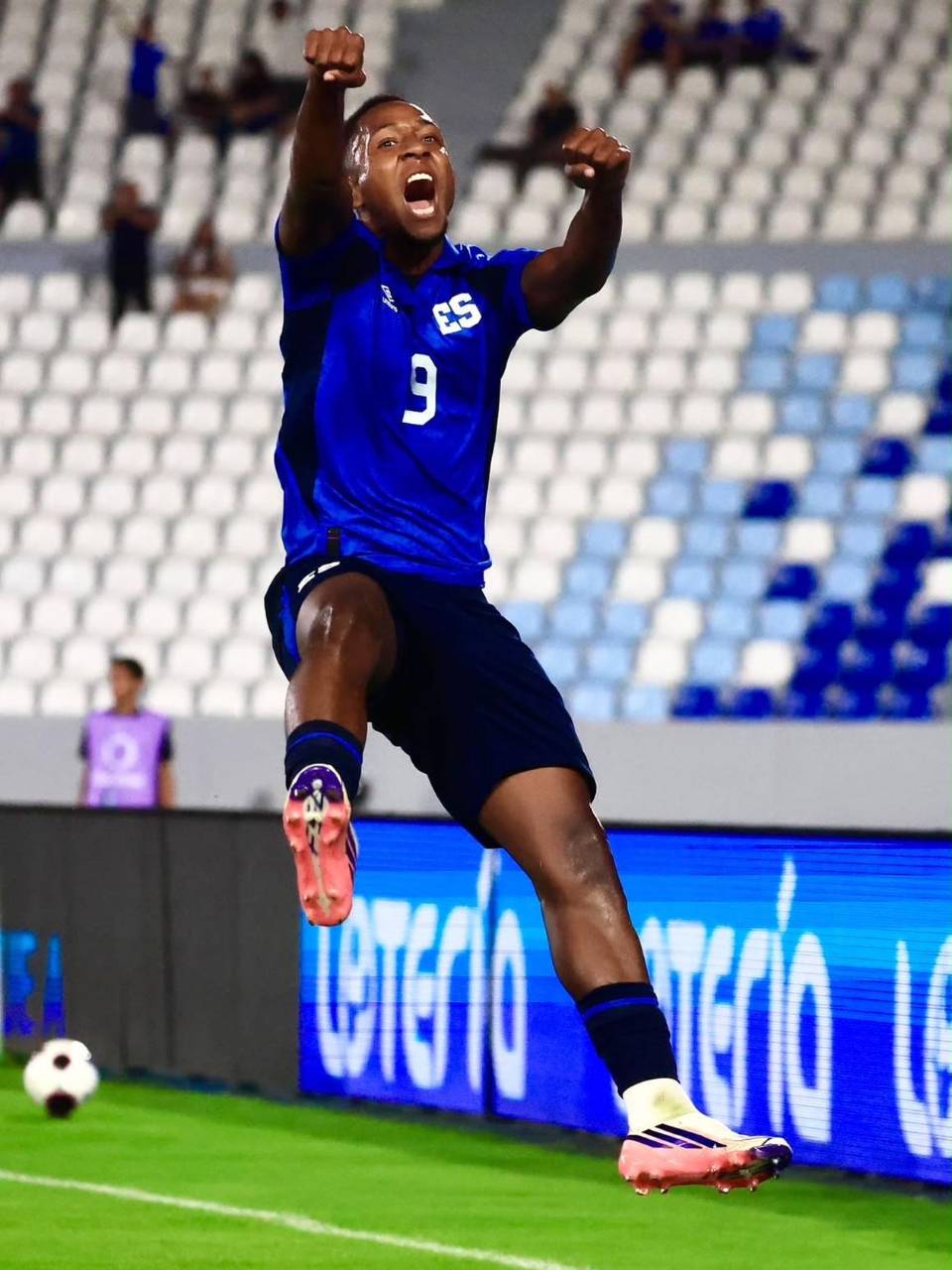 Brayan Gil fue la figura de la noche con su doblete para el triunfo de El Salvador ante Martinica.