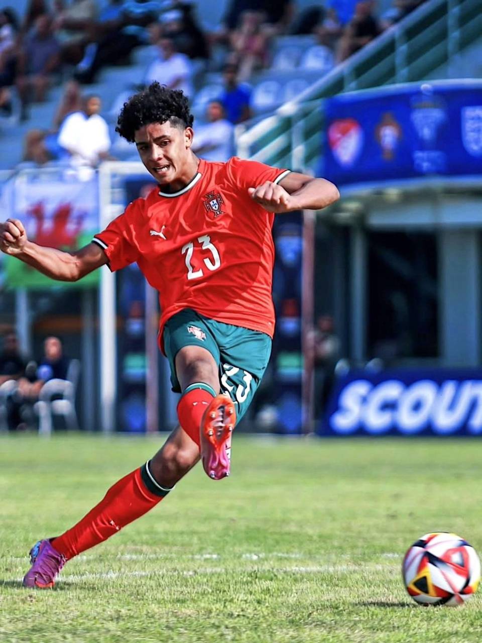 Así le pegó Cristiano Ronaldo Júnior para marcar su primer gol con la Sub-16 de Portugal.