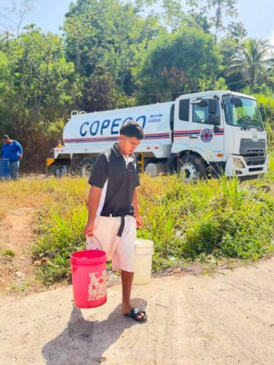 Ceibeños están recibiendo agua en cisternas ante emergencia por escasez.