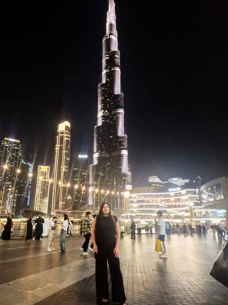 Reina Odeth con el Burj Khalifa de fondo. Este es un rascacielos de estilo neofuturista ubicado en Dubái, Emiratos Árabes Unidos. Con una altura total de 830 m y una altura de tejado ​ de 828 m, ha sido la estructura y edificio más alto del mundo desde su coronación en 2009, superando al Taipei 101, poseedor de ese estatus desde 2004.​​