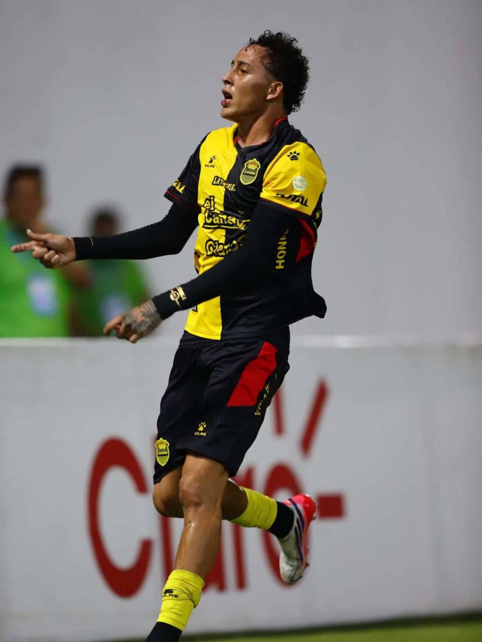 Nixon Cruz celebrando su golazo para la victoria del Real España.
