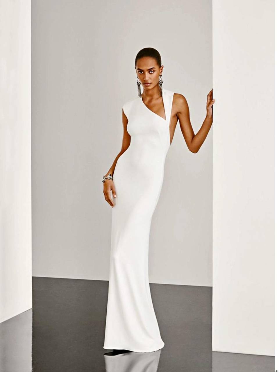 Blanco, rojo y negro son los colores de la línea.