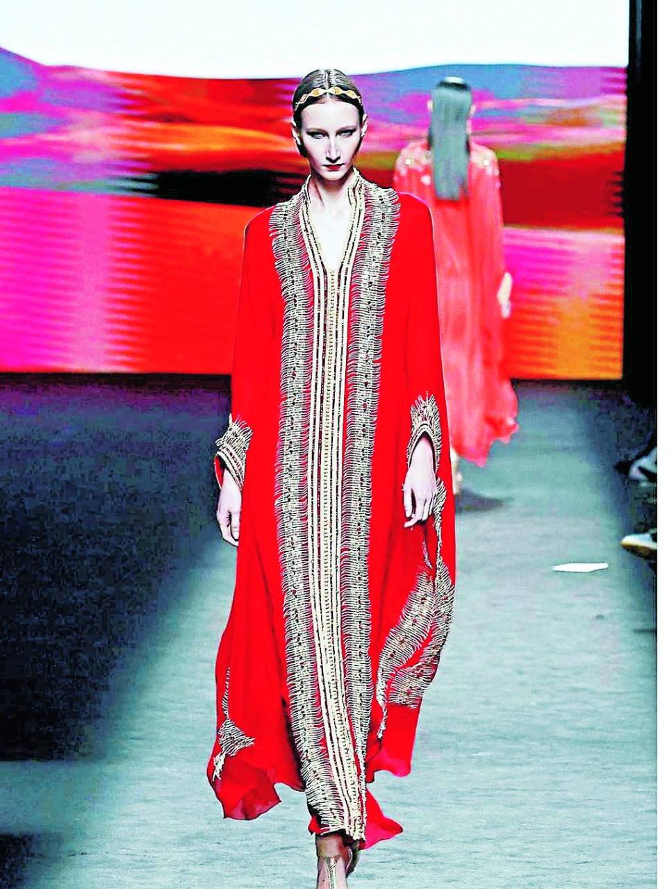 Hannibal Laguna celebró 35 años de carrera en una colección que revisitaba sus elementos clásicos, fusionando siluetas con una perspectiva actual y dinámica.