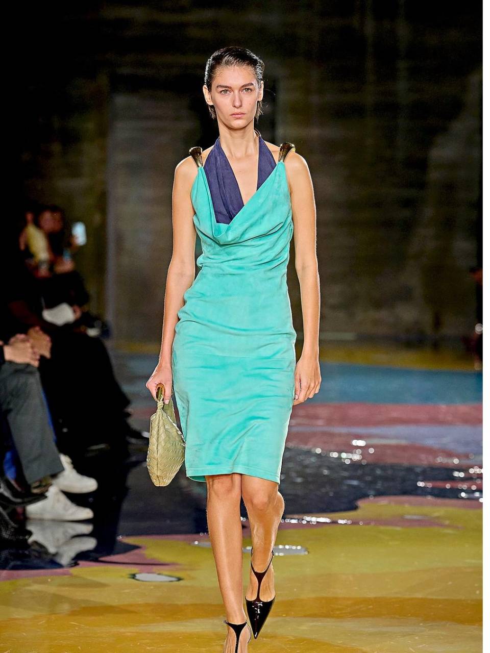 El verde acqua combina genial con otros tonos de verde, así como el blanco, el coral, el rosa, el azul oscuro y el gris claro. Va muy bien también con los colores fluorescentes.