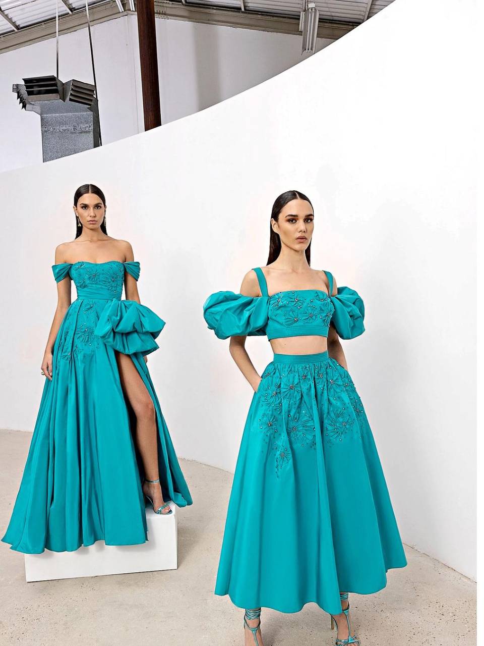 Los trajes con escote de pierna y los de dos piezas forman parte de la tendencia actual.