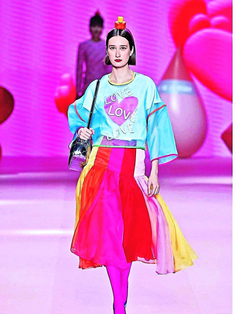 Ágatha Ruiz de la Prada se mostró en la pasarela sus clásicas siluetas con volúmenes y mucho color adornadas con flores y corazones.