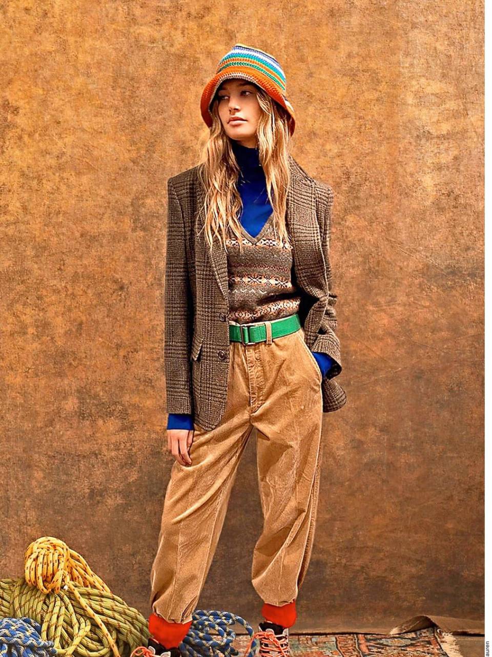 Esta nueva ola del “boho chic” se caracterizó por prendas de telas vaporosas, estampados florales, bordados artesanales y una clara influencia de culturas como la india y africana.