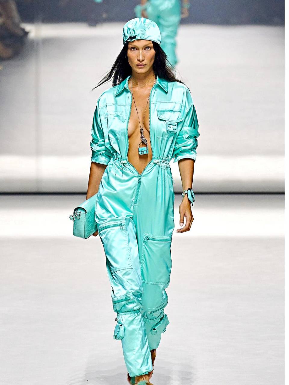 En tema de accesorios, los dorados son sus mejores aliados. En calzado, apuesta por los tonos nude o dorados de preferencia.