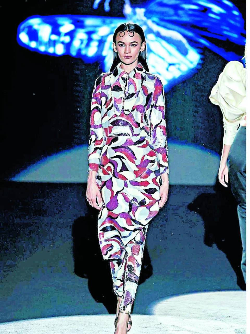 Andrés Sardá bajo el título “Avalancha”, las modelos desfilaron conjuntos de lencería cuajados de cristales de Swarovski, alabando tanto la ropa exterior como la que va pegada al cuerpo.