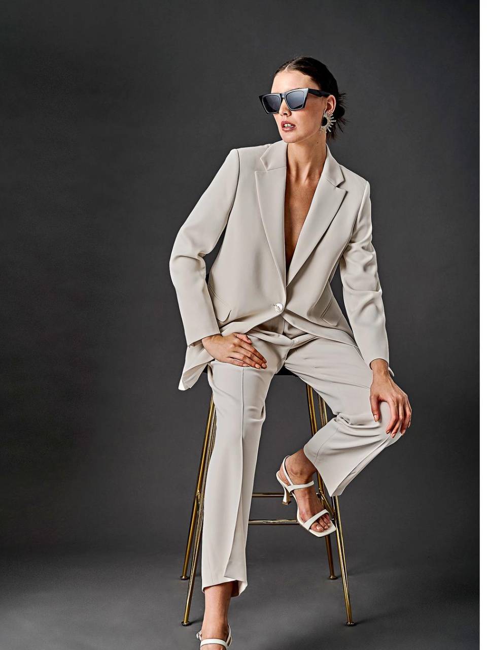 Los conjuntos de traje sastre son siempre una buena elección, puedes vestir de blanco, rojo o verde.