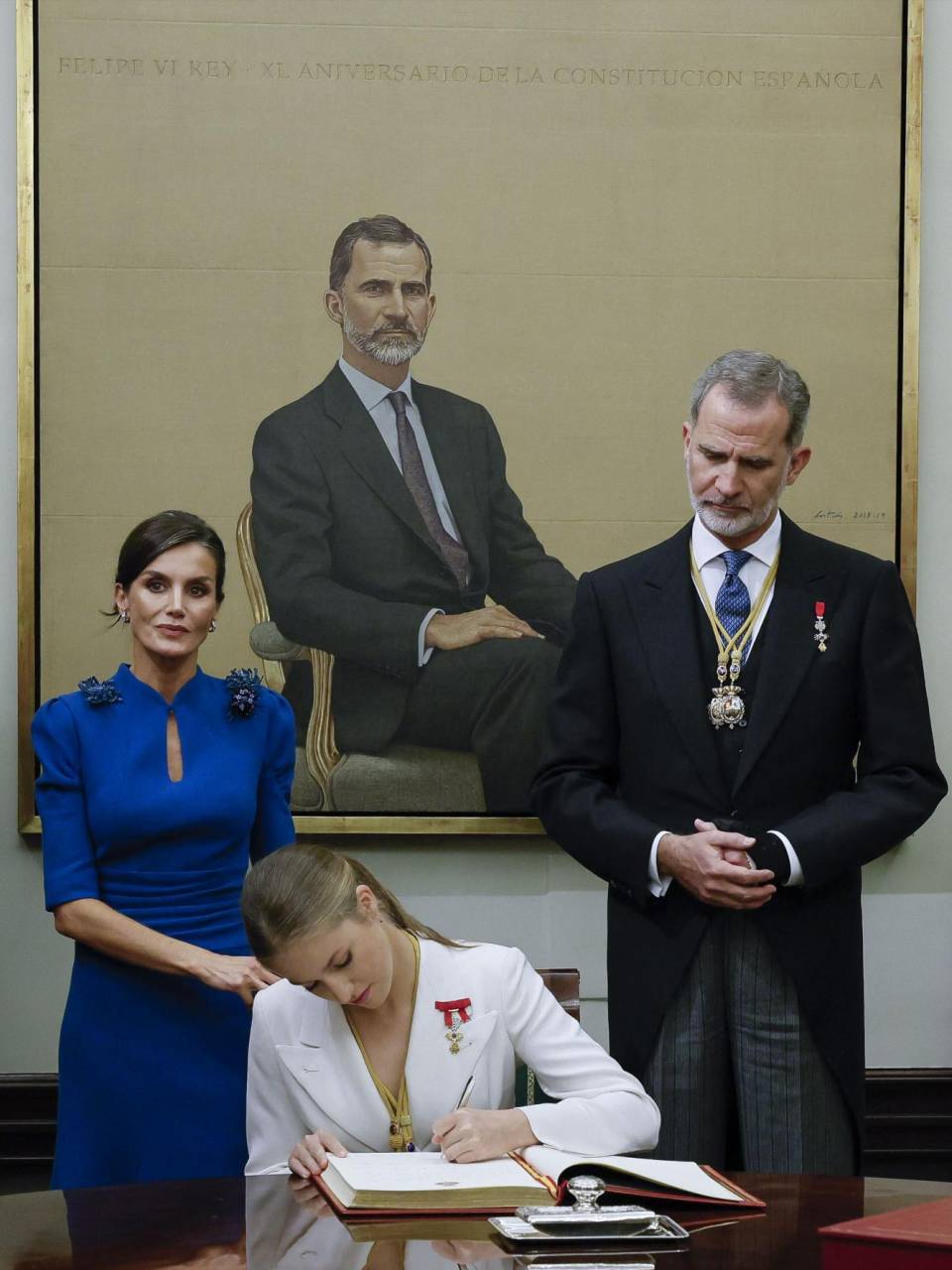 La Princesa Heredera de Asturias Leonor firma el libro de honor del Congreso con la Reina Letizia de España y el Rey Felipe VI de España durante una ceremonia de juramento de lealtad a la Constitución.