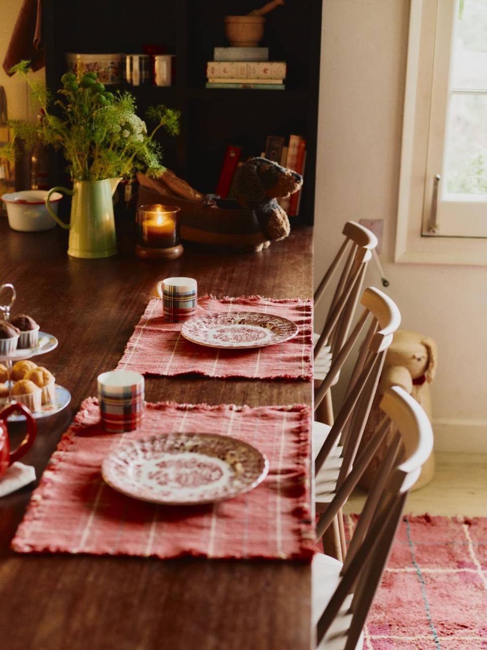 Este año, la apuesta es también por una decoración sobria, basada en propuestas cálidas como la que ofrecen los textiles. Foto cedida por Lorena Canals