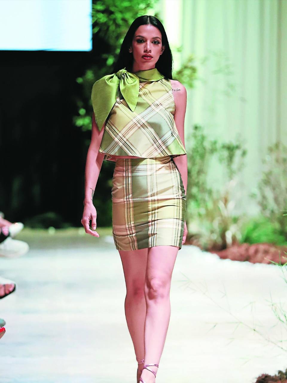 Vestidos, faldas y jumpsuits en estampados lisos y otros con líneas geométricas embalsaron la propuesta de Roberto Ramírez. Diferentes tonos de verde, platinados y dorados elevaron el estilismo. La asimetría se reflejó en moños y ceñidos a un lado de ciertas prendas.