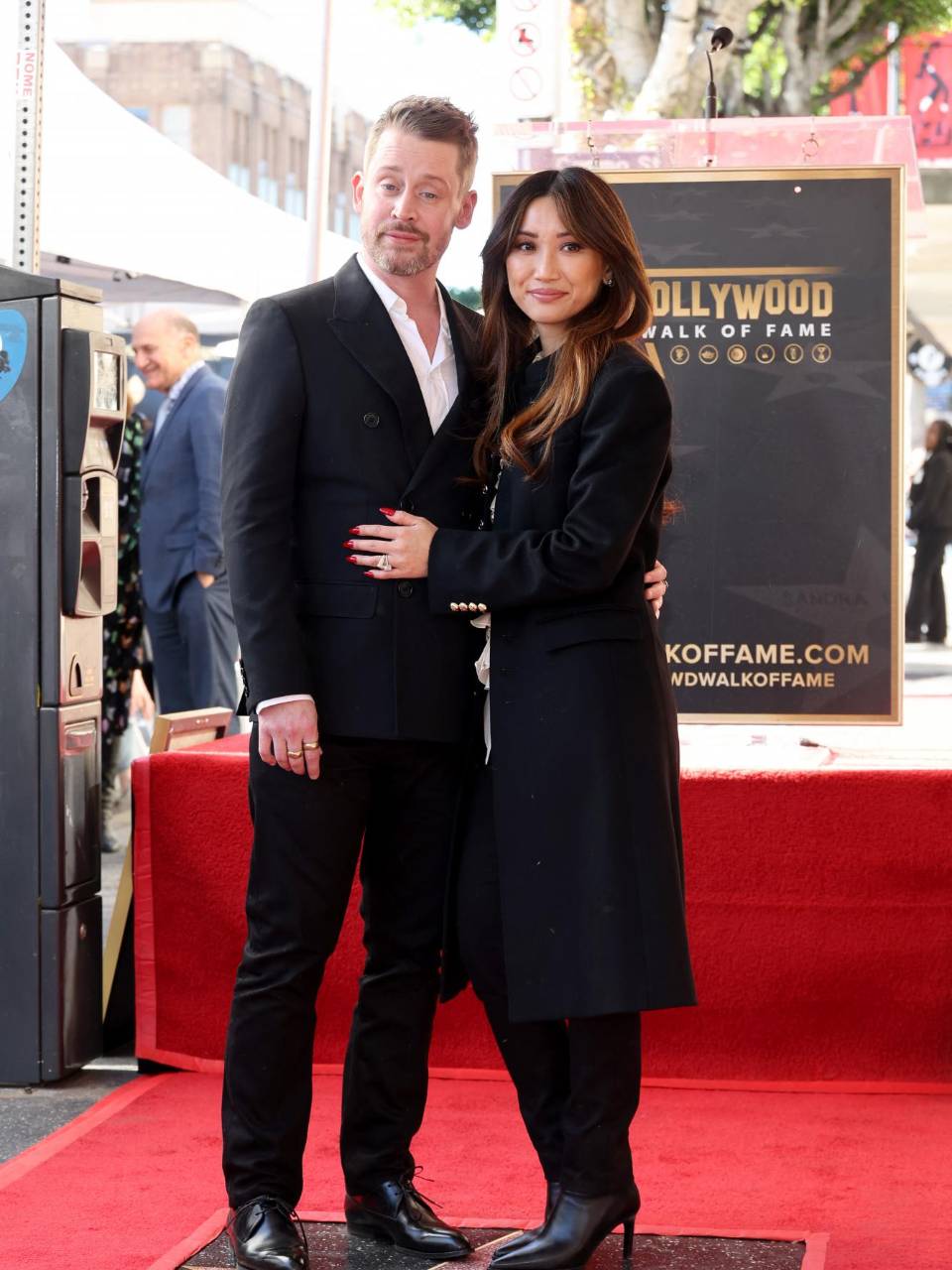 Macaulay Culkin posa con su esposa Brenda Song .