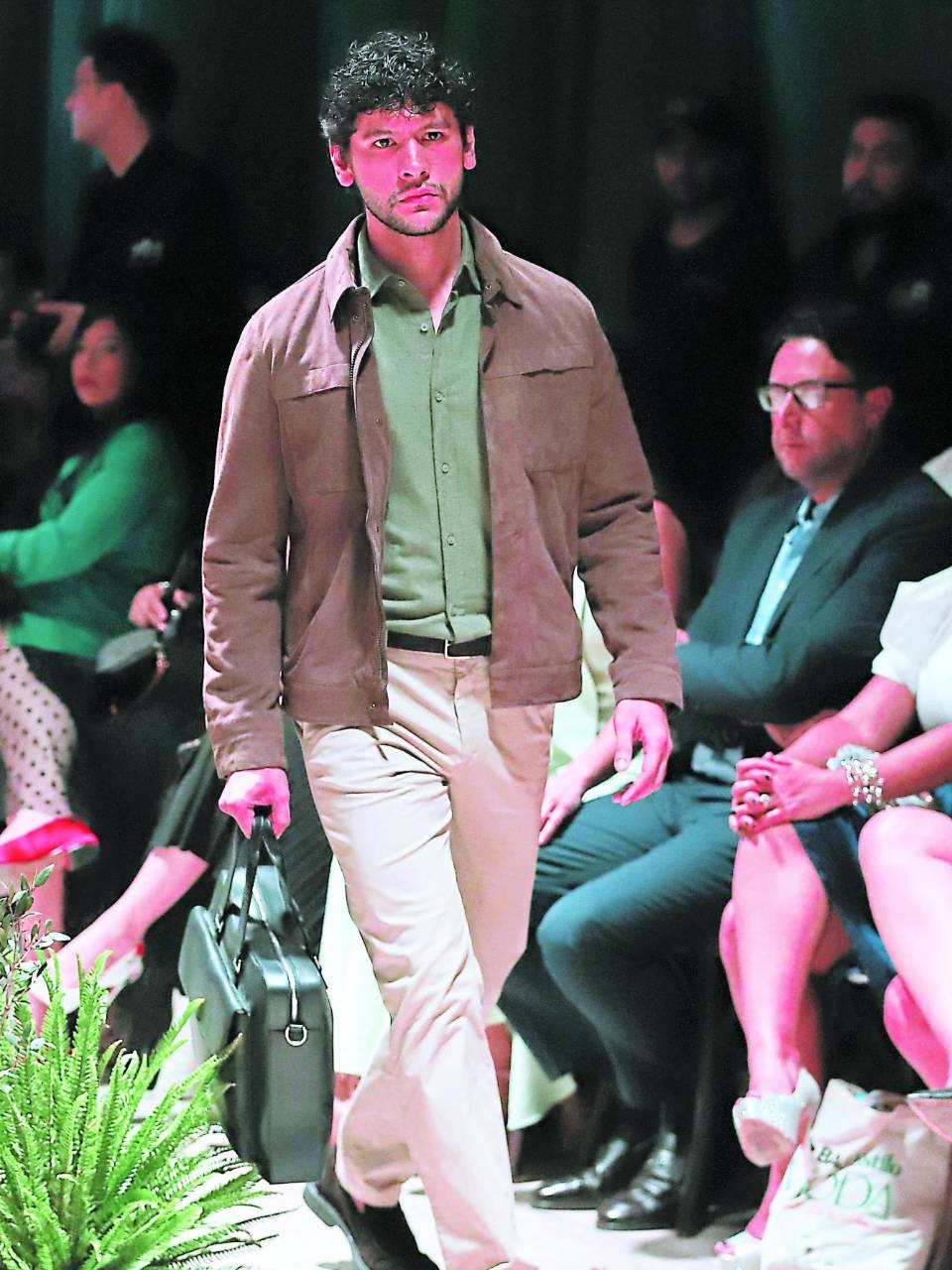Looks monocromáticos, cortes sobrios, prendas estilizadas y conjuntos clásicos para damas y caballeros estuvieron a cargo de Massimo Dutti. Blazers y vestidos largos, casacas, suéteres y pantalones de tela desfilaron en infalibles tonalidades neutrales y negros predilectos.