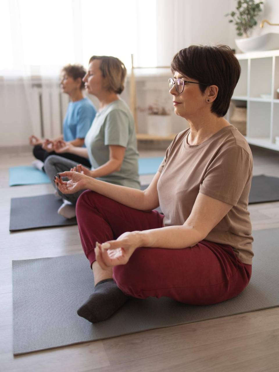 Llevar una alimentación equilibrada, realizar ejercicio físico de forma regular, dormir bien, hidratarse adecuadamente y gestionar el estrés durante la perimenopausia.