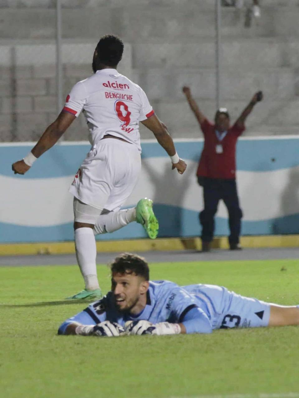 Jorge Benguché corriendo a celebrar su golazo mientras el portero del Alajuelense, Washinton Ortega, observa el balón en su arco.