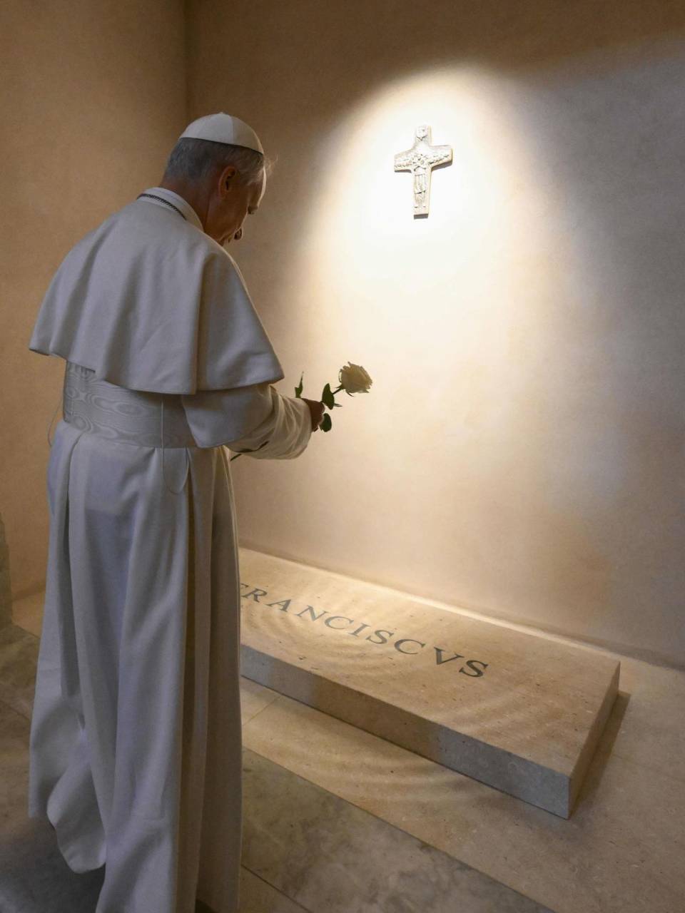 ROMA, 10/05/2025.-El papa León reza ante la tumba de Francisco, su antecesor, poco después de visitar por sorpresa e santuario agustino de la Virgen del Buen Consejo en Genazzano en Roma.