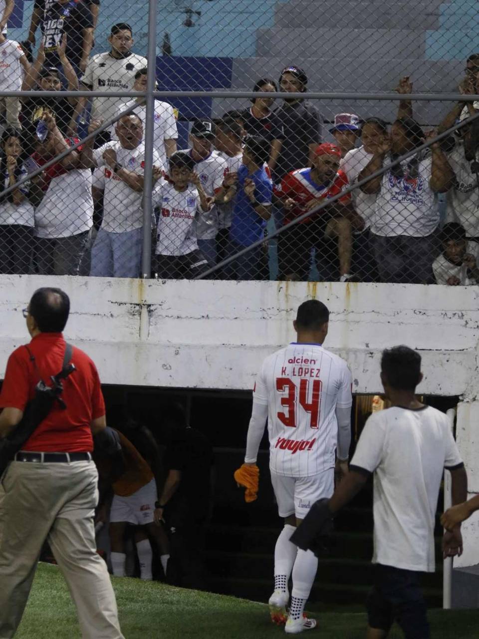 Los aficionados les dijeron de todo a los jugadores del Olimpia tras el empate contra el Victoria.