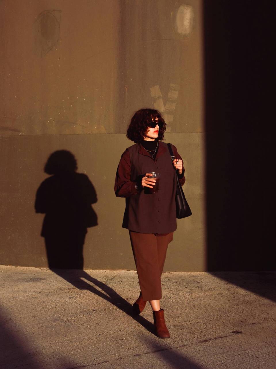 Suele jugar con jerséis o cazadoras de escote pronunciado y camisetas de cuello redondo que colocadas debajo estratégicamente. Foto cedida por Cottonbro