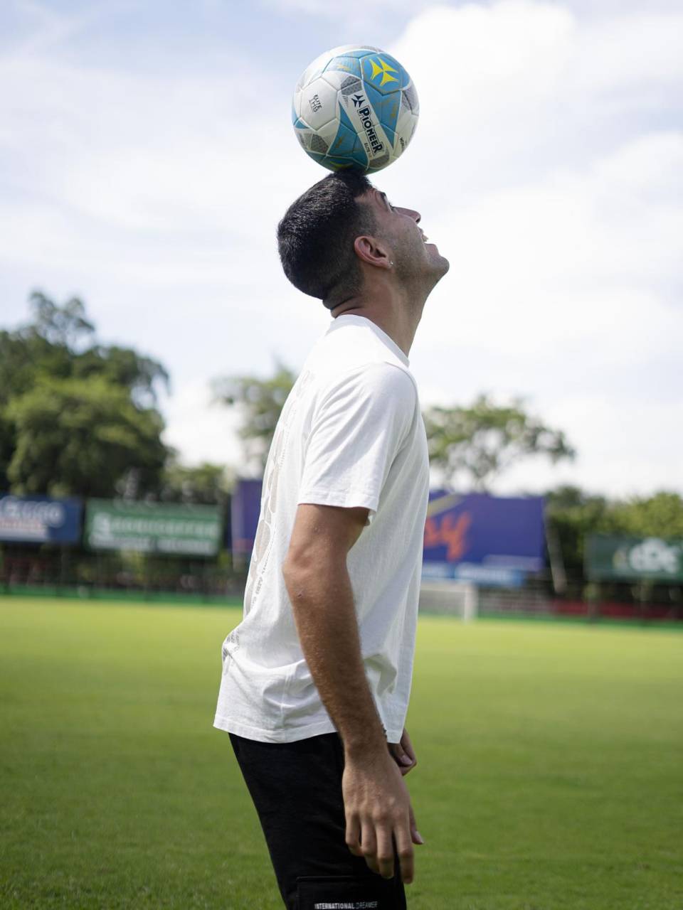 Messiniti se puso a dar toques al balón durante la entrevista.