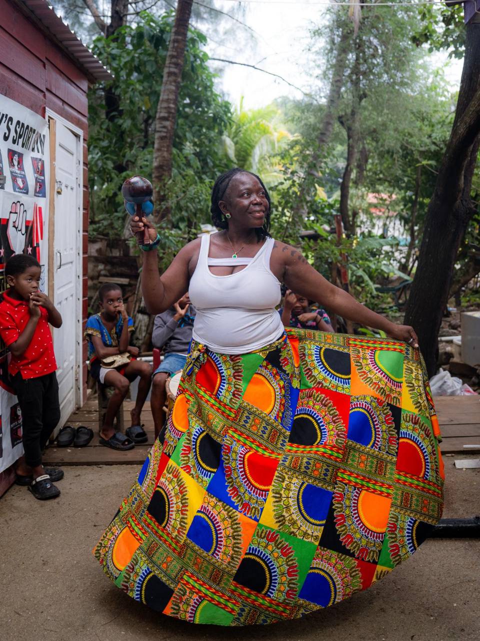 La profesora de baile Clio Lambert posa con su falda tradicional después de la clase.