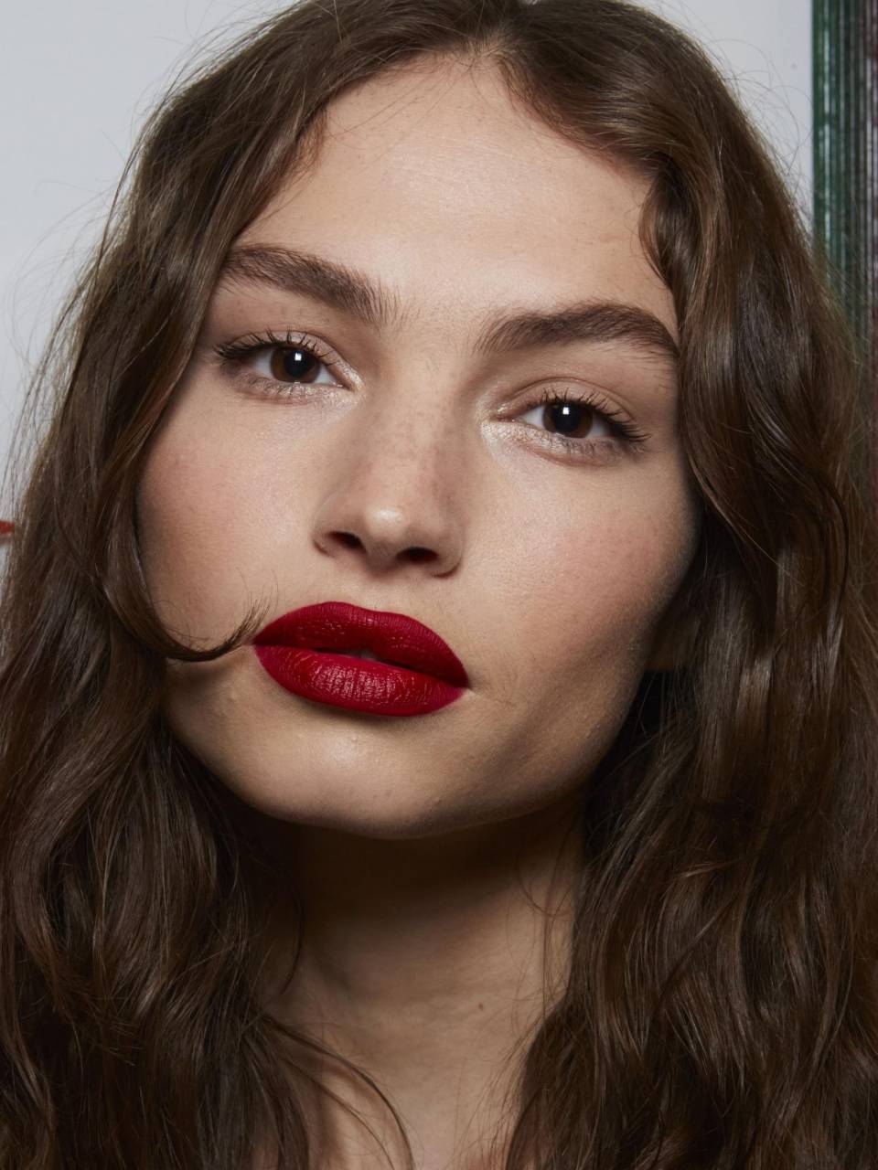 Labios rojos sobre un make up matural.