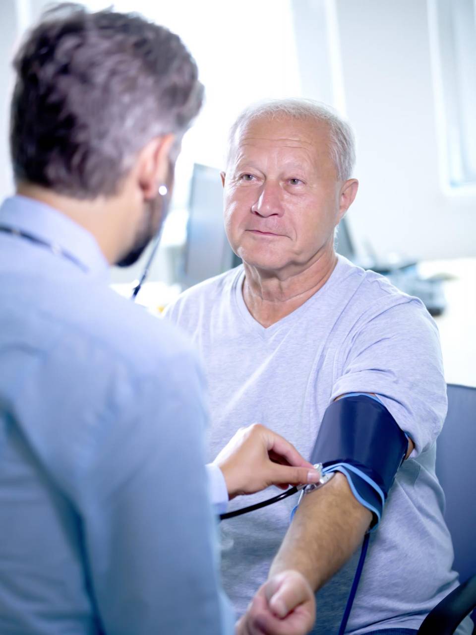 Al vivir con una enfermedad crónica como la diabetes e hipertensión es obligatorio buscar un médico.