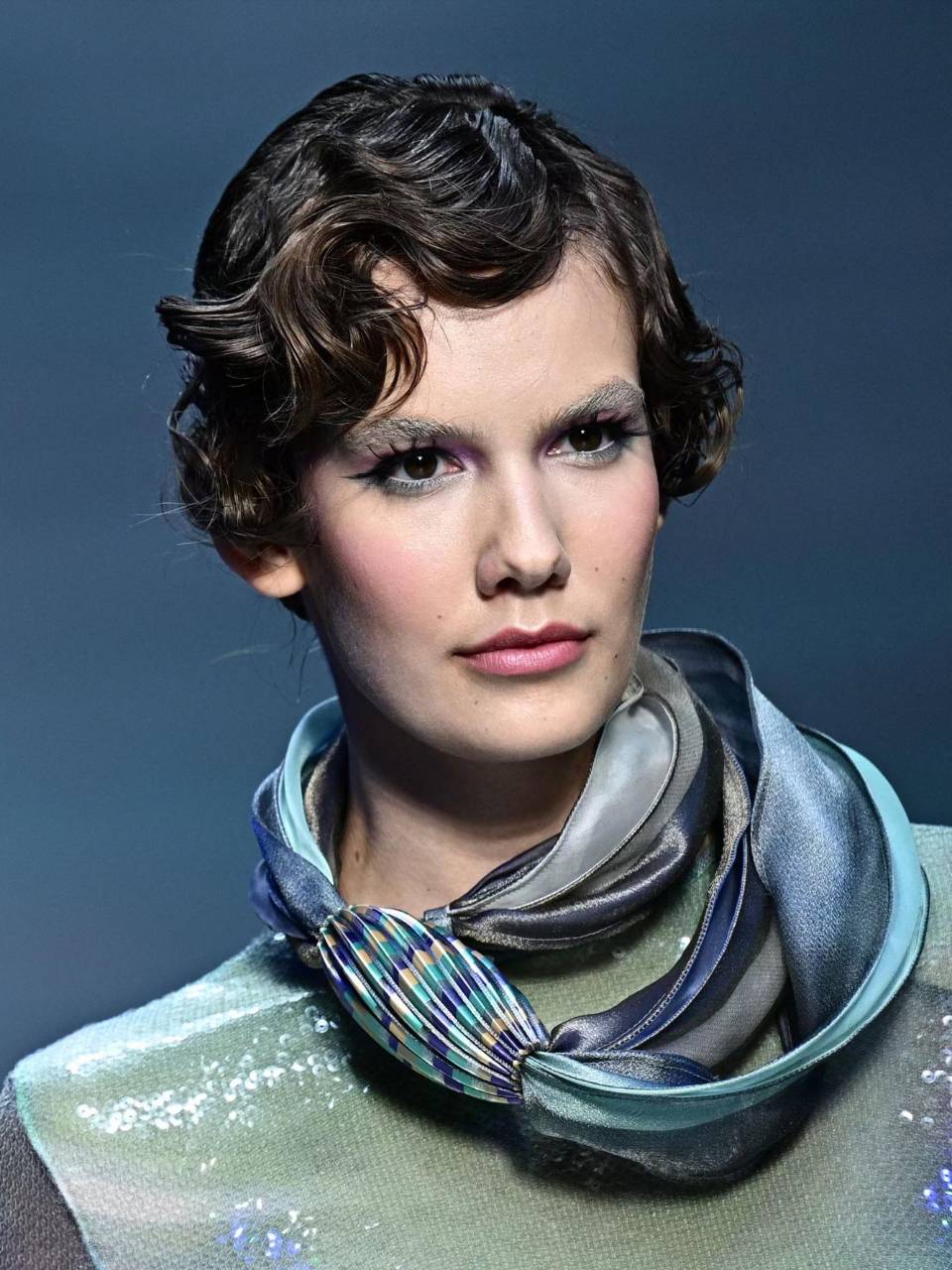 Peinados con ondas y maquillajes con pieles brillantes y sombras nacaradas.