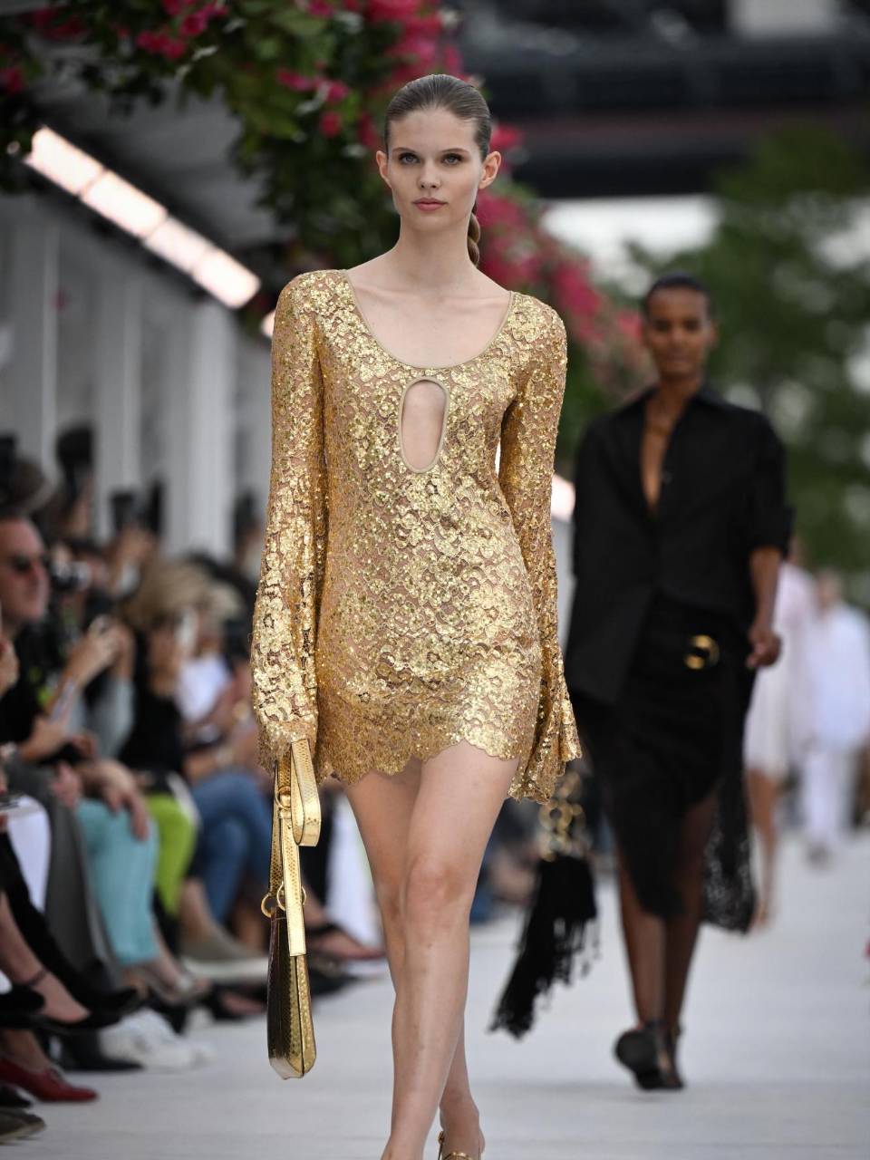 Las texturas metálicas también aportan glamur a la tendencia sirena, como este look de Michael Kors.