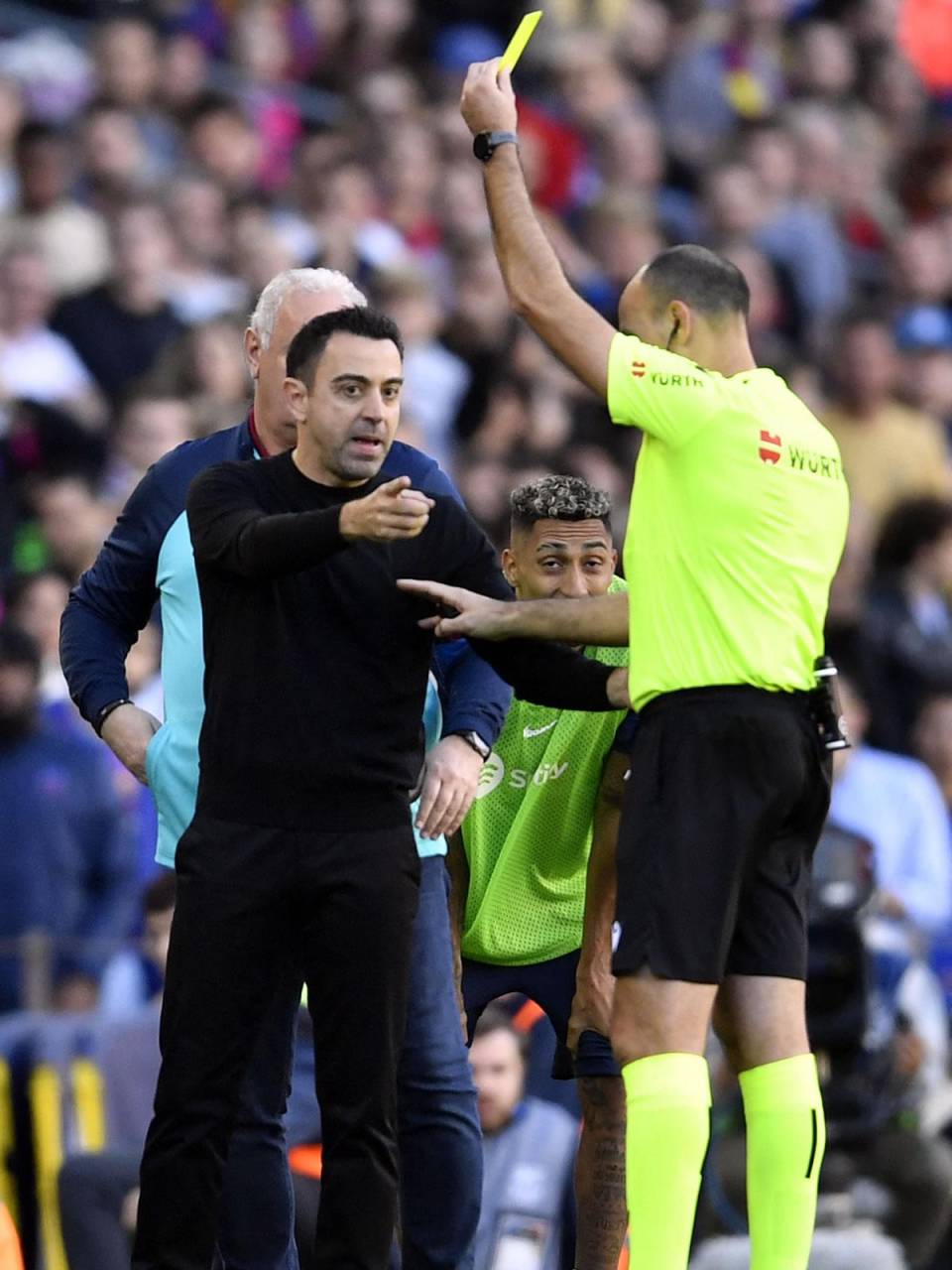 Mateu Lahoz también le mostró tarjeta amarilla a Xavi Hernández.