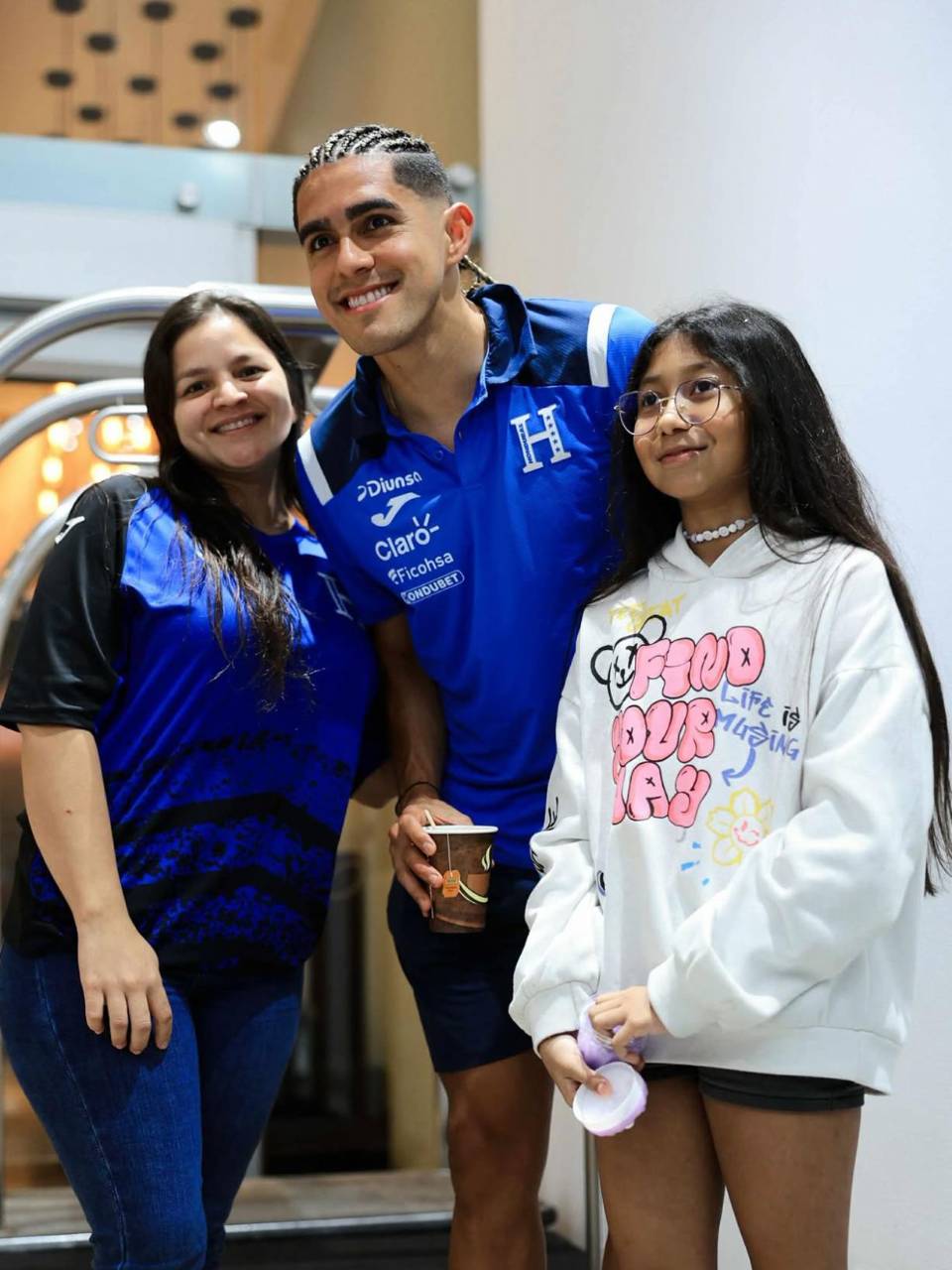 Luis Palma bajó de su habitación para atender estas aficionadas hondureñas que llegaron al hotel de concentración de la Selección de Honduras.