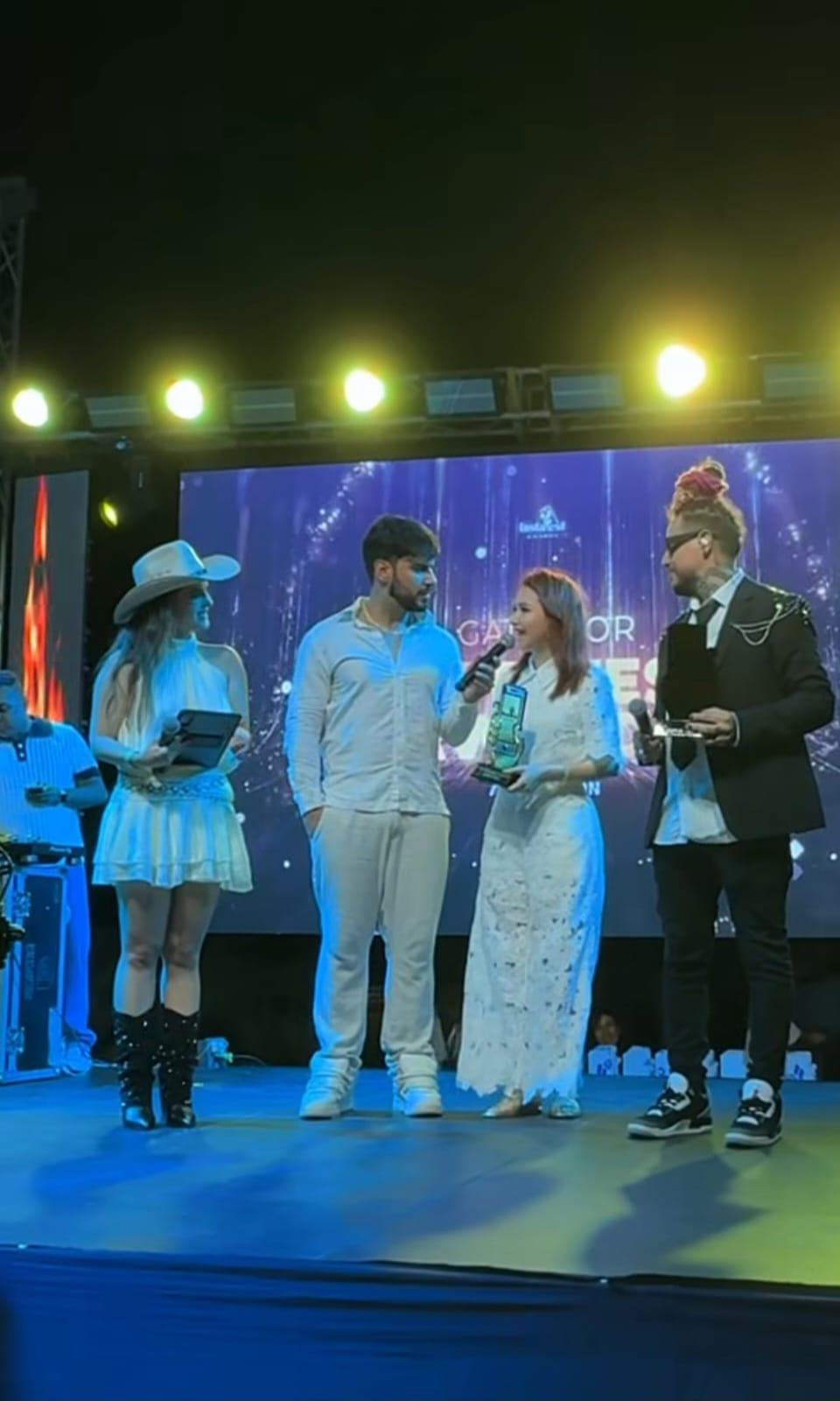 Jennifer Aplícano y Milagro Flores ganan premios internacionales