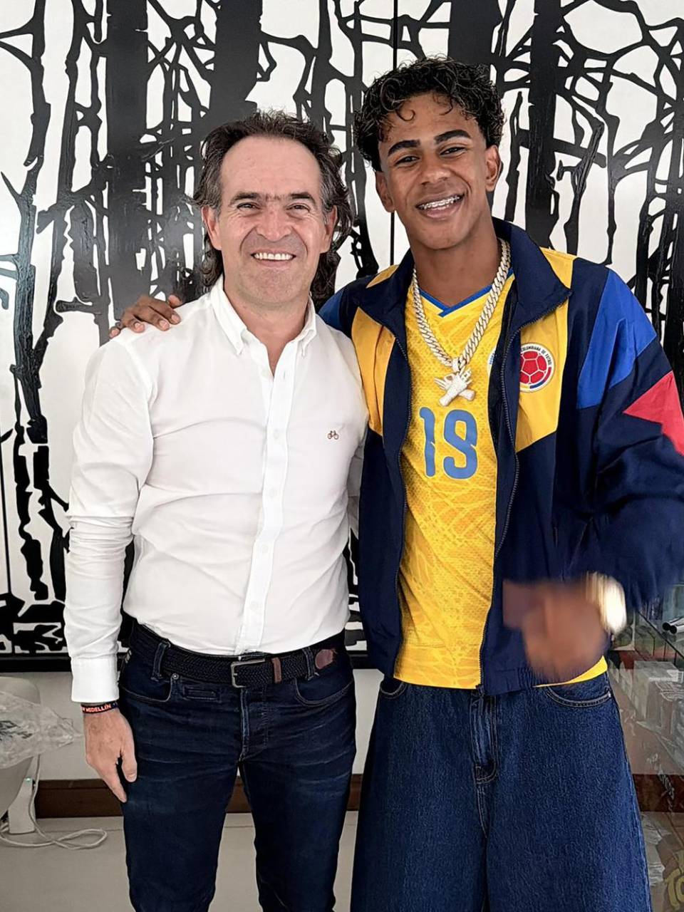 Fotografía publicada en la cuenta de X del alcalde de Medellín, Fico Gutiérrez (i), que lo muestra junto al jugador español Lamine Yamal ayer jueves, en Medellín (Colombia). . EFE/ @ficogutierrez /