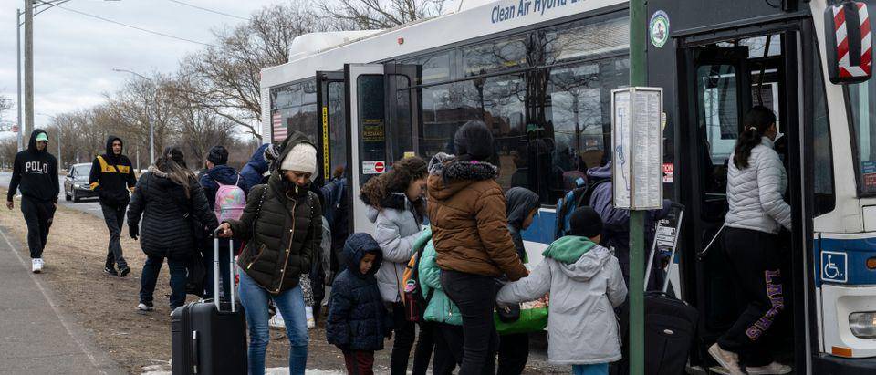 Aisladas en una bahía en el extremo sur de <b>Brooklyn</b>, estas familias “empiezan su vida desde cero”, cuentan a la AFP varios solicitantes de asilo de América Latina, África, China o Rusia, enviados a la base de Floyd <b>Bennett</b> Field por falta de alojamientos en la ciudad.