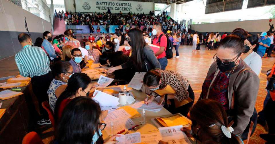 Denuncian injerencia política en otorgamiento de plazas