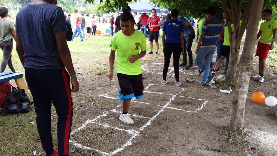 La rayuela es uno de los más populares. En las aldeas y ciudades era común ver a grupos de niños y jóvenes disfrutando de este juego.