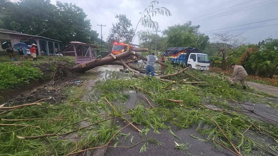 Se derrumba escuela en Comayagua con alumnos en su interior