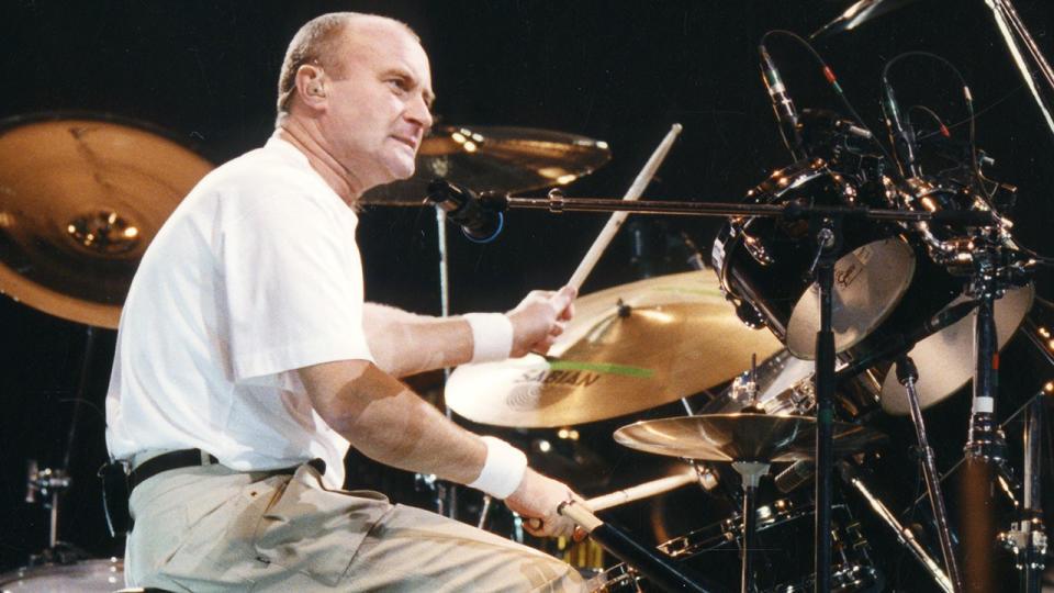 Phil Collins: leyenda musical que ya no puede tocar la batería