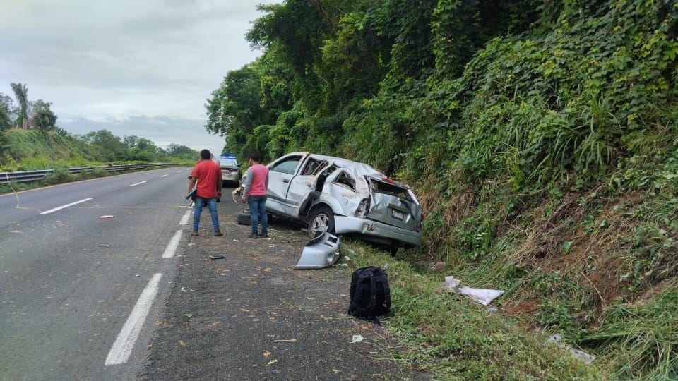 El carro quedó prácticamente destruído.