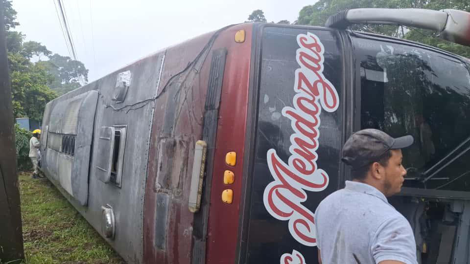 Varios heridos tras accidente de bus y mototaxi en Atlántida