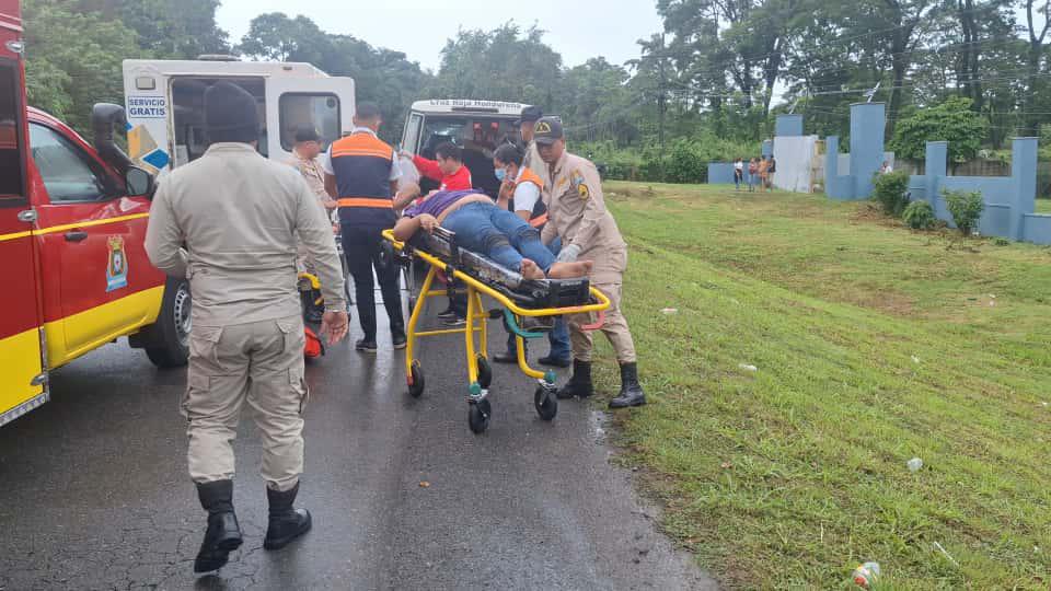 Varios heridos tras accidente de bus y mototaxi en Atlántida