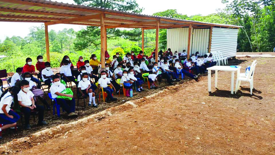 Sin apoyo del Gobierno comienzan a construir escuela