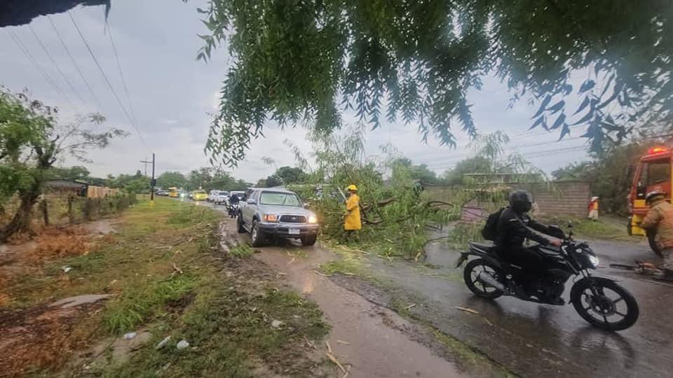 Se derrumba escuela en Comayagua con alumnos en su interior