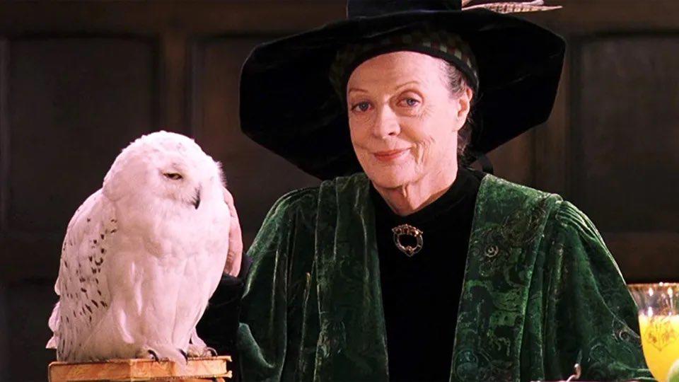 Maggie Smith interpretando el inolvidable personaje de la profesora Minerva McGonagall en Harry Potter.