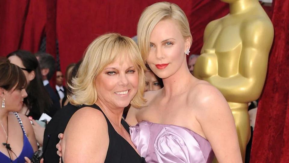 Charlize Theron recuerda la noche cuando su madre acabó con la vida de su padre