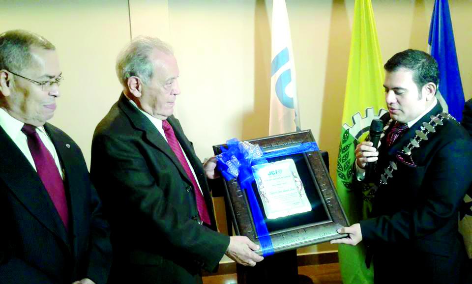 Don Napoleón recibió varios reconocimientos como el homenaje de la Cámara Junior y el premio El Forjador 2005 de la Cámara de Comercio e Industrias de Cortés.